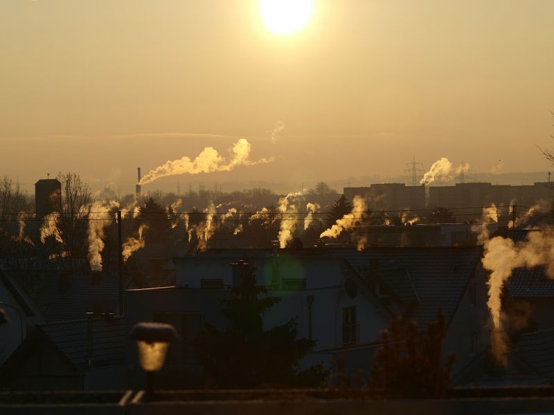 Na zdjęciu krajobraz miasta ze smogiem i dymem z kominów