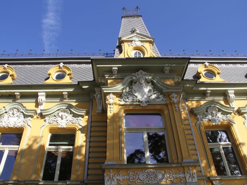 Na zdjęciu kamienica Knothe, siedziba Miejskiego Centrum Kultury w Tomaszowie Mazowieckim. Widok z dołu na dach
