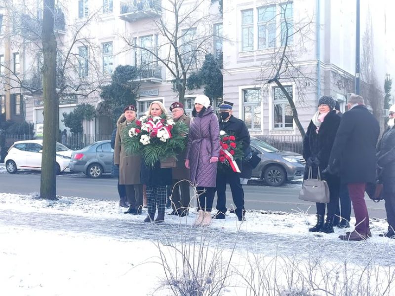 Na zdjęciu delegacje z kwiatami podczas upamiętnienie 103. rocznicy wybuchu Powstania Wielkopolskiego
