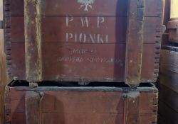 Skarby tomaszowskich placówek: dwie drewniane skrzynie