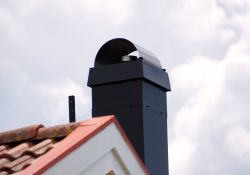 Na zdjęciu dach domu z kominem